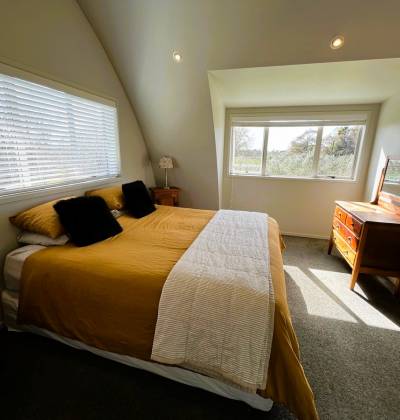 Upstairs King Ensuite-Kereru